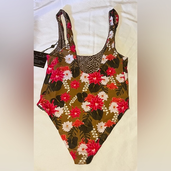 Acacia one piece in lei day. - Picture 2 of 2